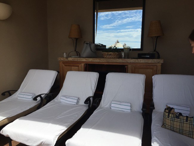 Pelican Hill resort - pool sode cabana